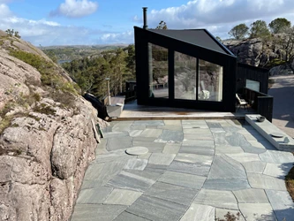 Lys-Oppdalskifer-tra%CC%8Akkheller-bruddskifer-hytte-Ogna_r12-1024x768